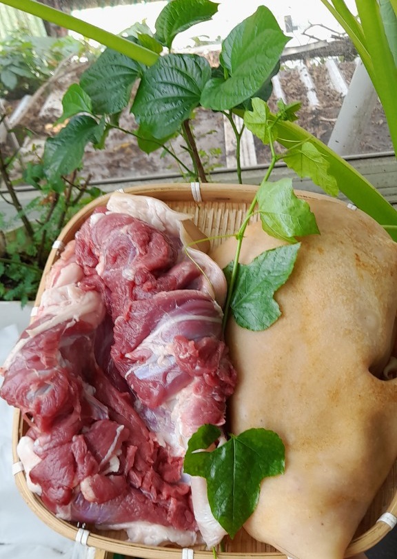 Thịt đùi dê tơ mêm ngọt, da giòn làm các món hấp tía tô, xào lăn cực kỳ hấp dẫn