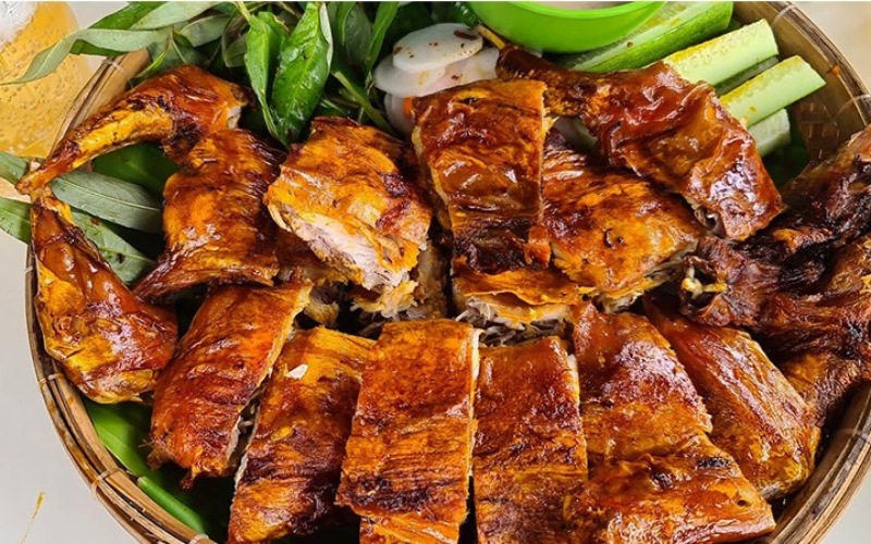 Thỏ nướng ngũ vị rất dễ làm với các loại gia vị thông thường trong gia đình như hạt nêm, đường, bột ngọt, sả, ớt, tỏi băm, hành tím băm , sate tôm, dầu hào.. Và sản phẩm nướng ra vẫn vô cùng cuốn hút thực khách