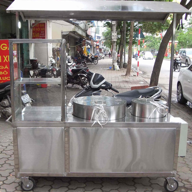 Một xe đẩy loại xài rồi để bán mì vịt tiềm là khổng thể thiếu