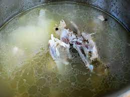 xương gà nấu nước dùng