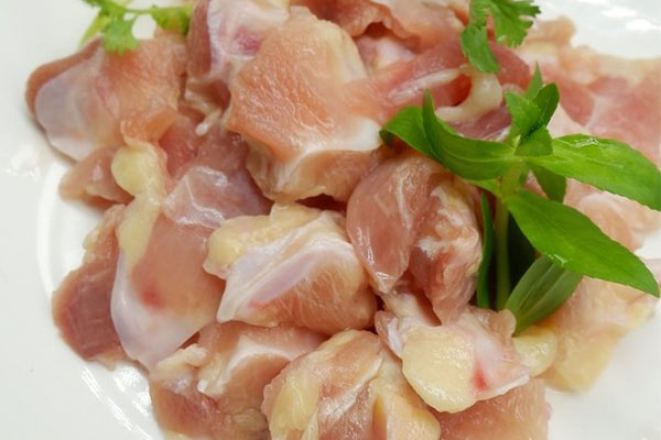 Sụn gối gà là phần sụn giữa 2 khớp gối con gà được lấy rời ra để chế biến các món tuyệt kỹ