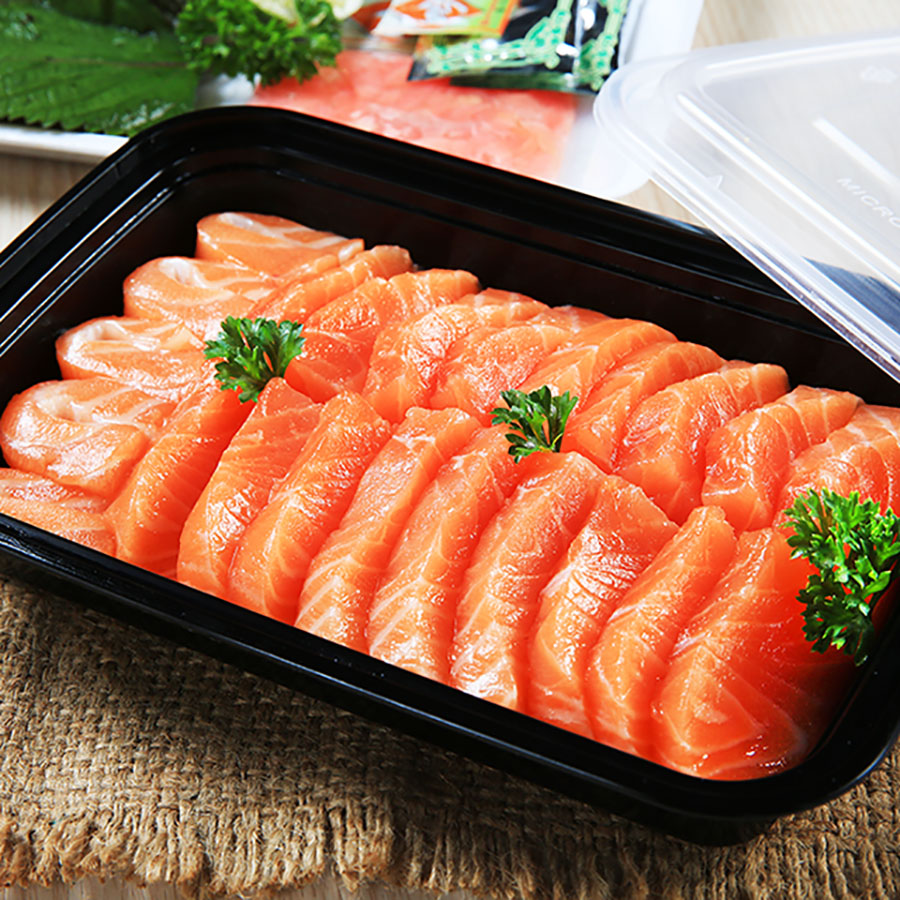 Amazing Foods hỗ trợ phi lê cá hồi nauy nguyên con thành các khay Sashimi để khách hàng có thể dẽ dàng thưởng thức, vô cùng tiện lợi và tiết kiệm