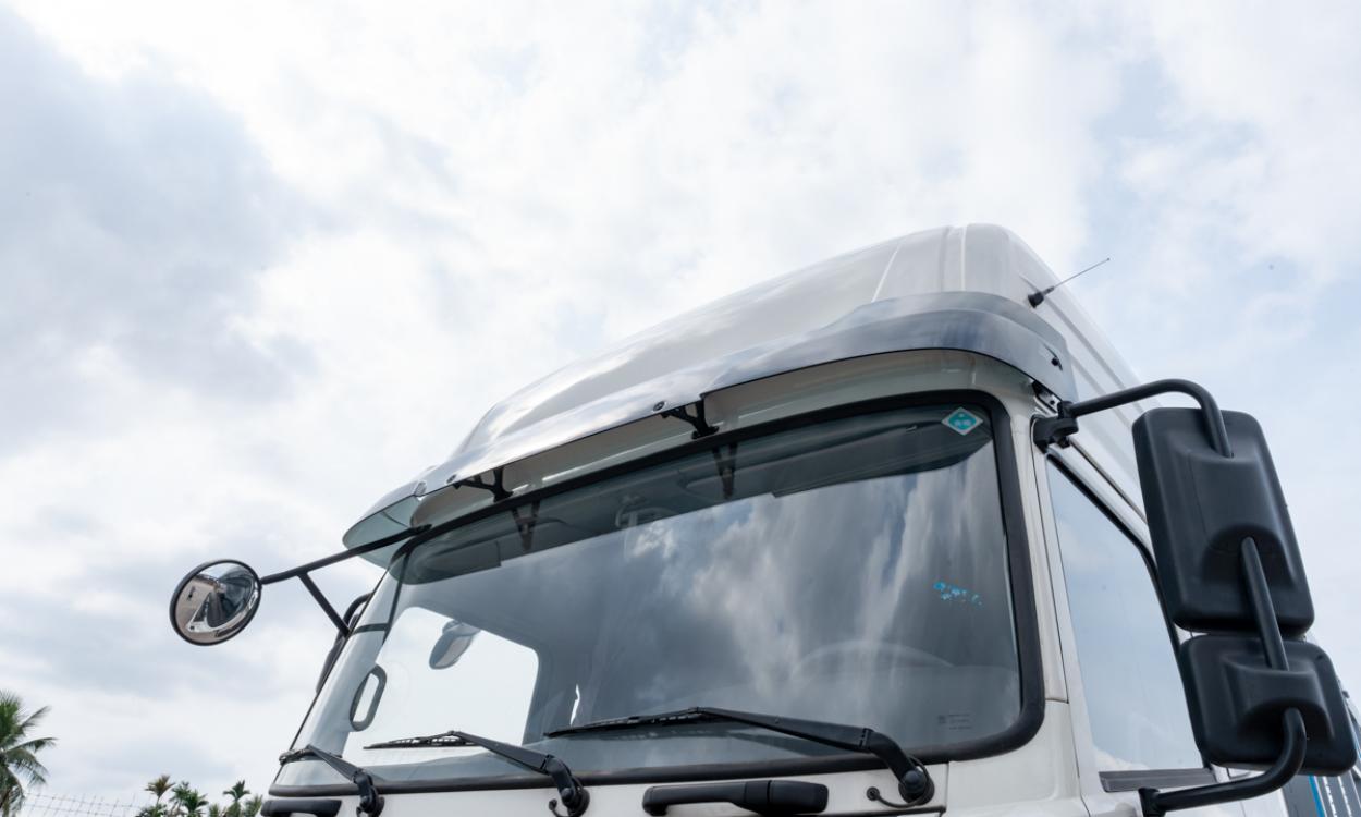 Xe tải Dongfeng L315 8x4 thùng mui 9.36m đầu cao tải 17.95 tấn Hoàng Huy