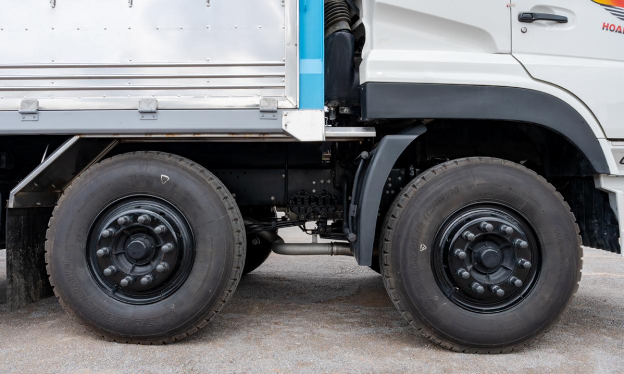 Xe tải Dongfeng L315 8x4 thùng mui 9.36m đầu cao tải 17.95 tấn Hoàng Huy