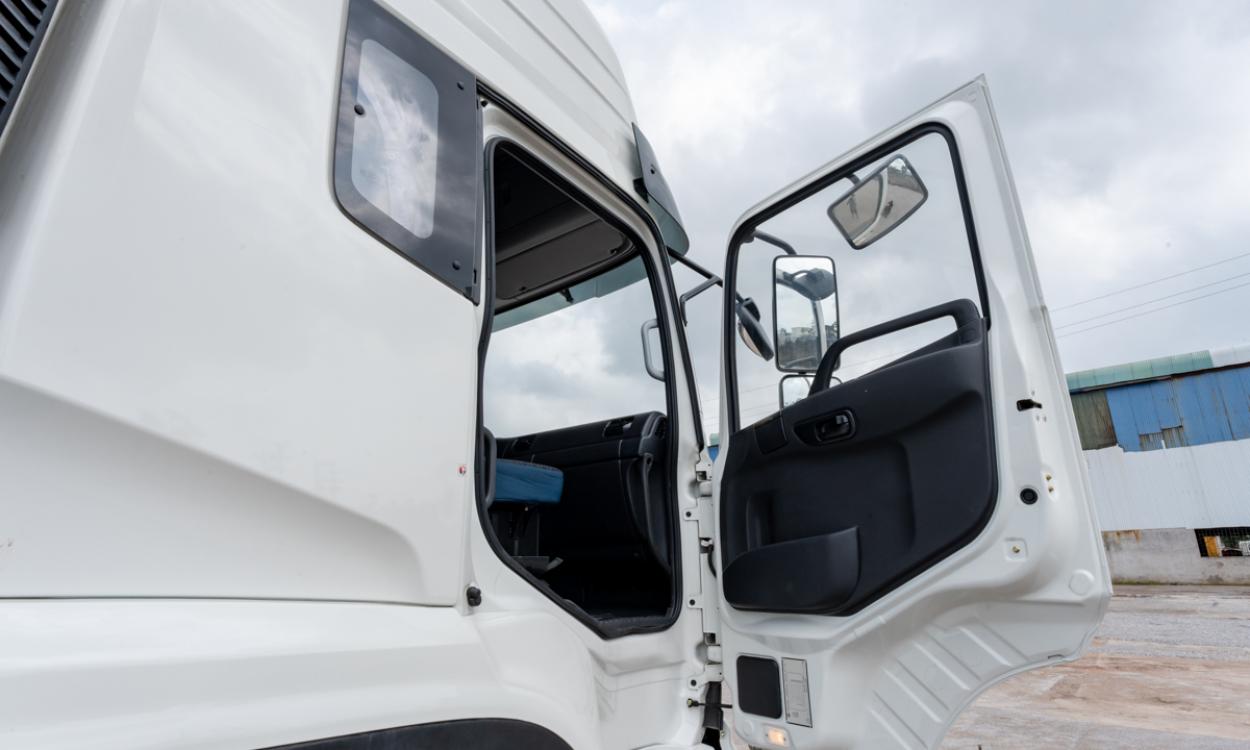 Xe tải Dongfeng L315 8x4 thùng mui 9.36m đầu cao tải 17.95 tấn Hoàng Huy