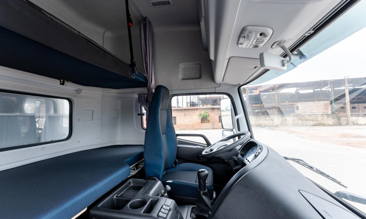 Xe tải Dongfeng L315 8x4 thùng mui 9.36m đầu cao tải 17.95 tấn Hoàng Huy