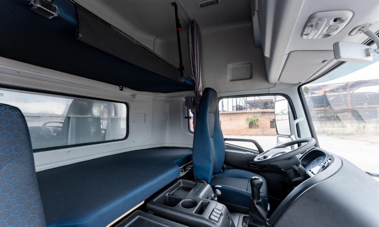 Xe tải Dongfeng L315 8x4 thùng mui 9.36m đầu cao tải 17.95 tấn Hoàng Huy