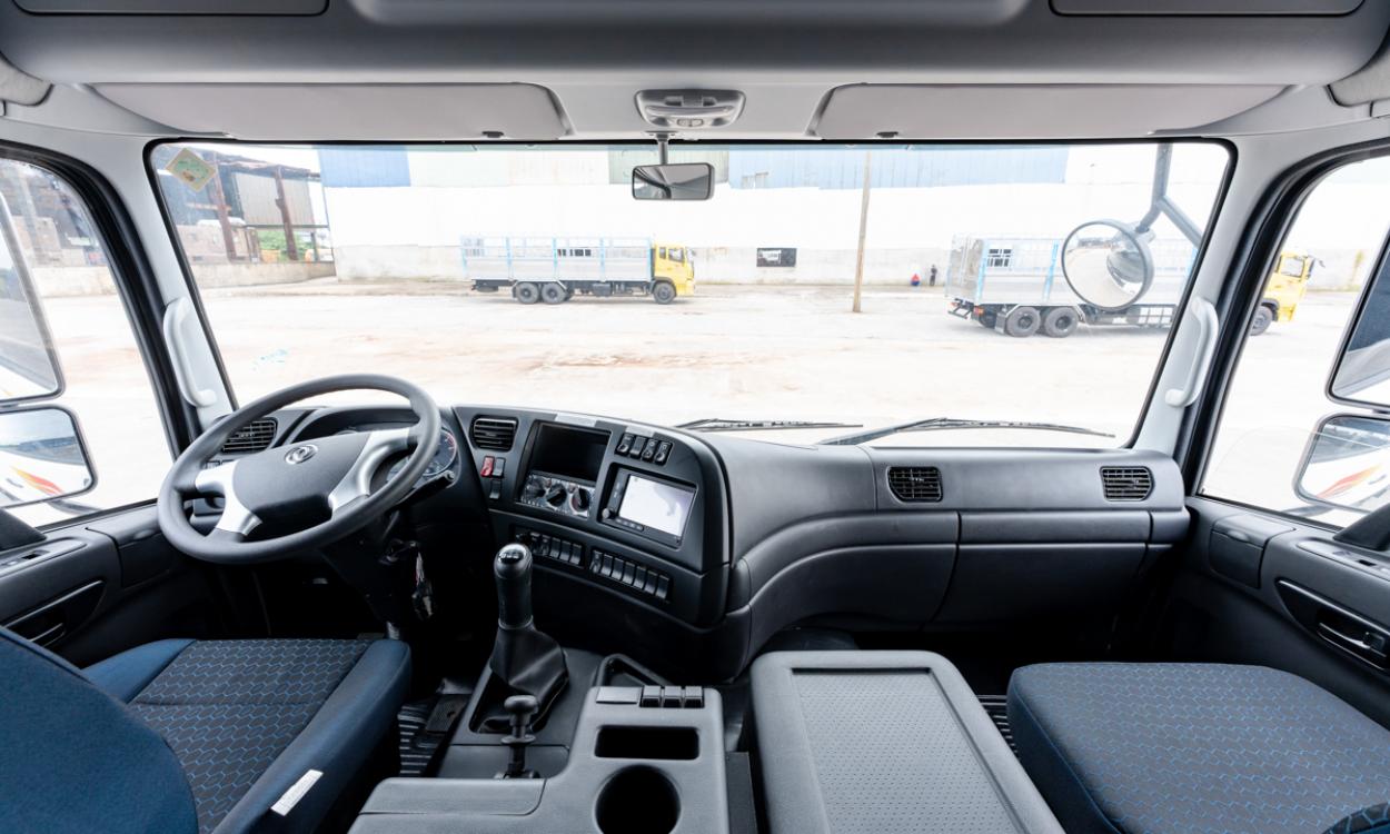 Xe tải Dongfeng L315 8x4 thùng mui 9.36m đầu cao tải 17.95 tấn Hoàng Huy