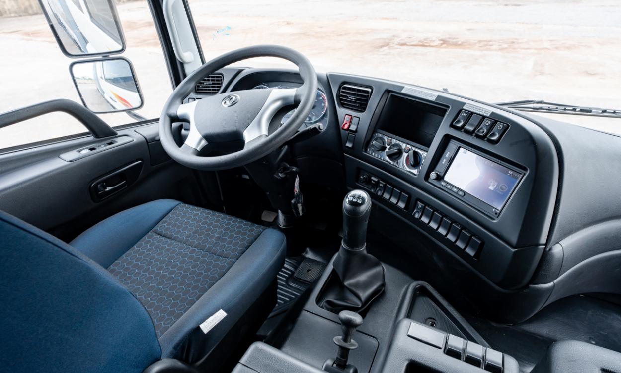 Xe tải Dongfeng L315 8x4 thùng mui 9.36m đầu cao tải 17.95 tấn Hoàng Huy