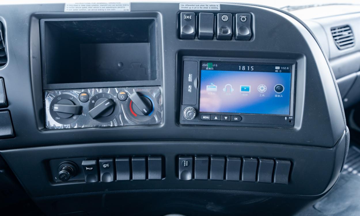 Xe tải Dongfeng L315 8x4 thùng mui 9.36m đầu cao tải 17.95 tấn Hoàng Huy