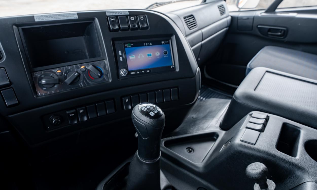 Xe tải Dongfeng L315 8x4 thùng mui 9.36m đầu cao tải 17.95 tấn Hoàng Huy