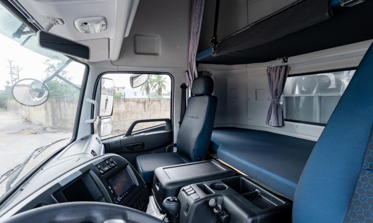 Xe tải Dongfeng L315 8x4 thùng mui 9.36m đầu cao tải 17.95 tấn Hoàng Huy