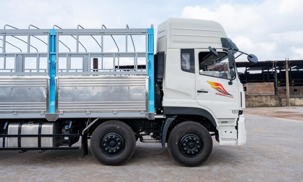 Xe tải Dongfeng L315 8x4 thùng mui 9.36m đầu cao tải 17.95 tấn Hoàng Huy