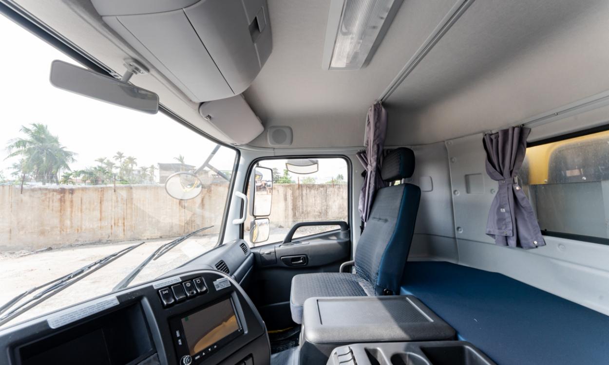 Xe tải Dongfeng L315 8x4 thùng mui 9.36m đầu cao tải 17.95 tấn Hoàng Huy