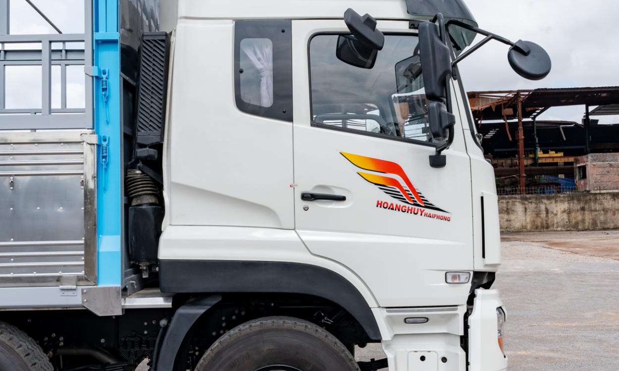 Xe tải Dongfeng L315 8x4 thùng mui 9.36m đầu cao tải 17.95 tấn Hoàng Huy