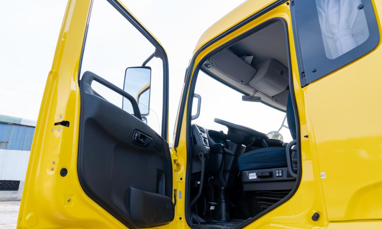 Xe tải L315 (8x4) thùng mui 9.5M - Đầu thấp - Tải 17.95 tấn Hoàng Huy Dongfeng