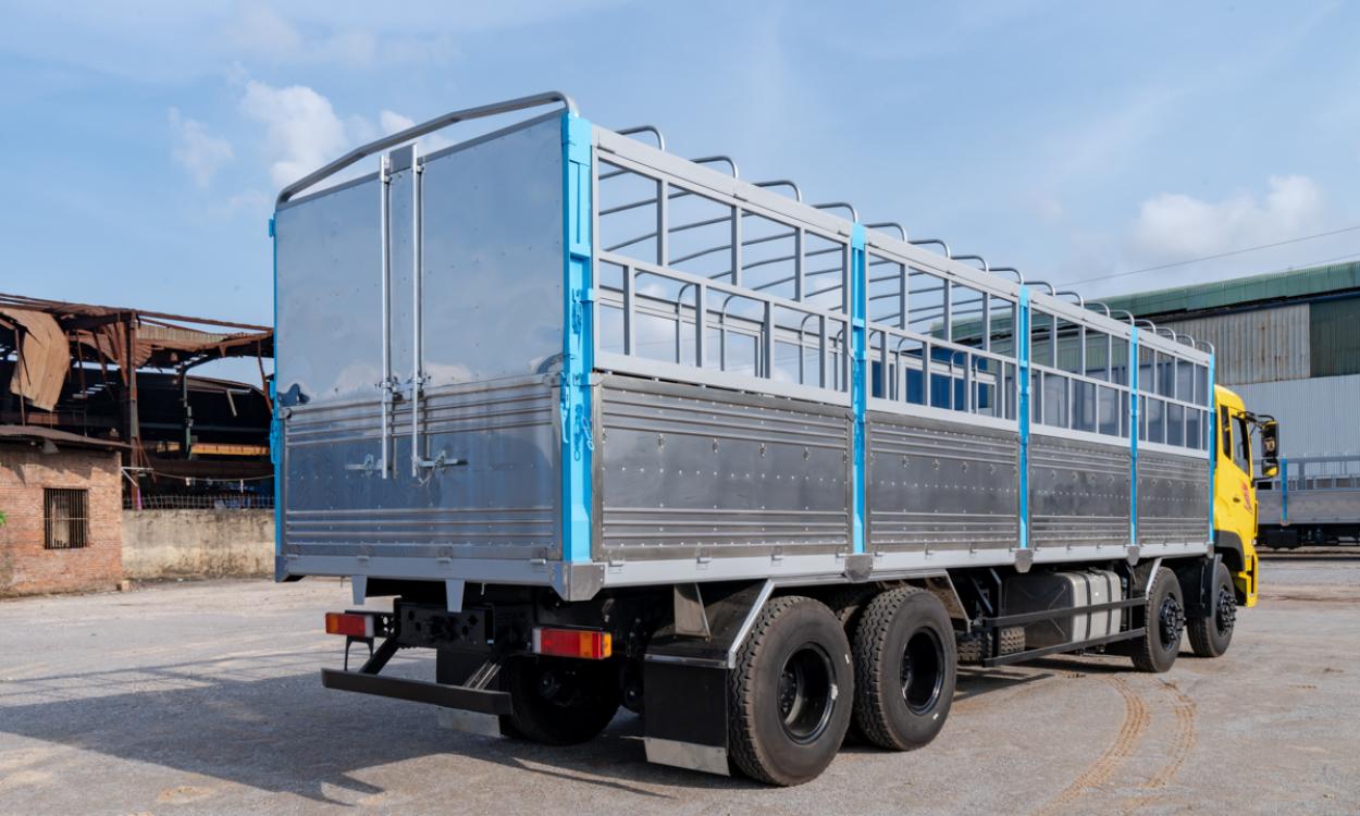 Xe tải L315 (8x4) thùng mui 9.5M - Đầu thấp - Tải 17.95 tấn Hoàng Huy Dongfeng