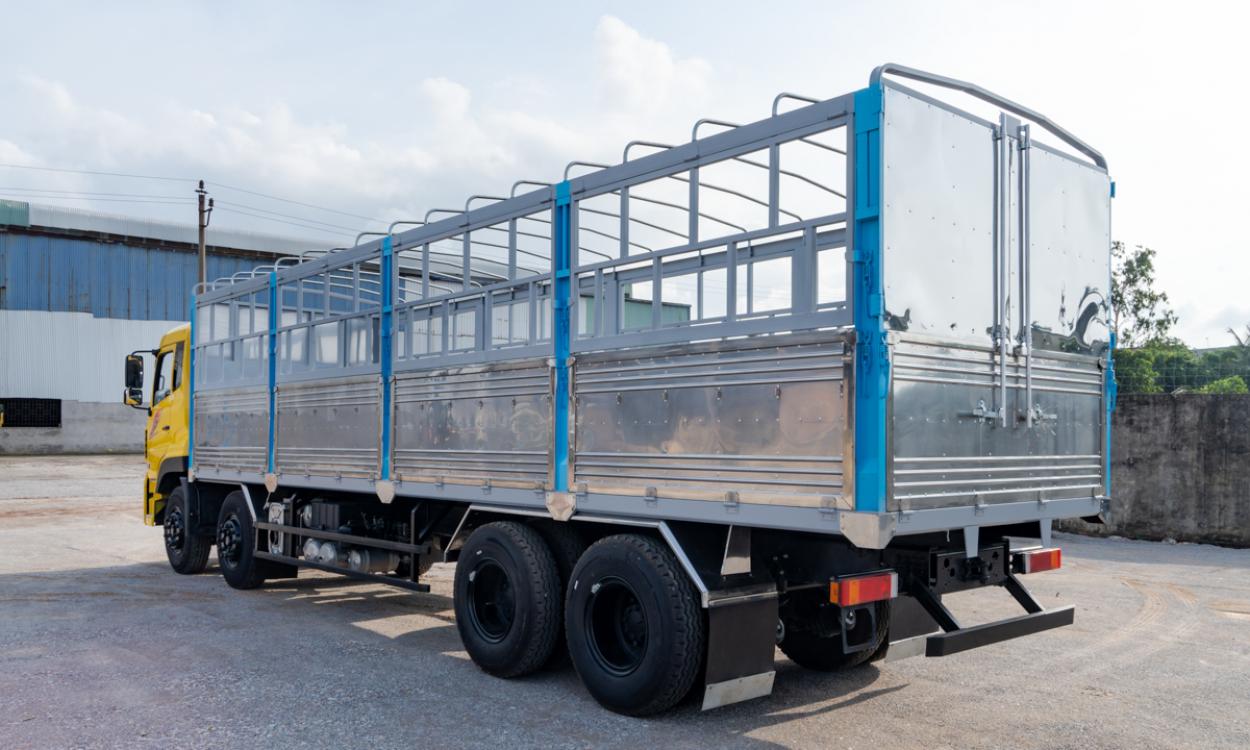 Xe tải L315 (8x4) thùng mui 9.5M - Đầu thấp - Tải 17.95 tấn Hoàng Huy Dongfeng