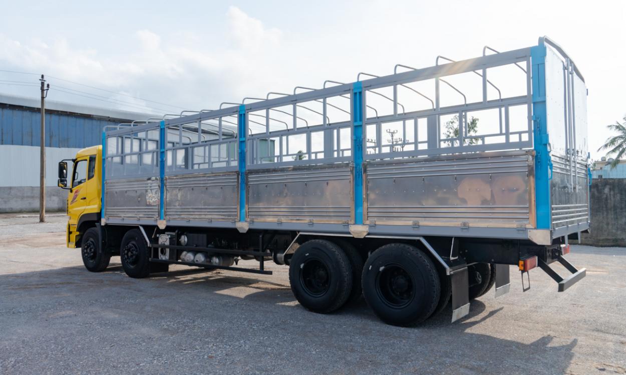 Xe tải L315 (8x4) thùng mui 9.5M - Đầu thấp - Tải 17.95 tấn Hoàng Huy Dongfeng