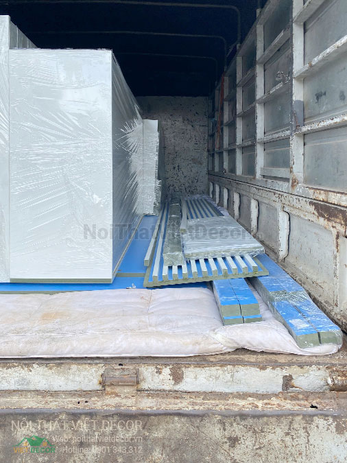 Nội thất Việt Decor thiết kế thi công nội thất, hoàn thiện trung tâm luyện chữ Ngân Hà thành phố Thủ Đức, tập kết vật tư gỗ thi công bàn lễ tân reception