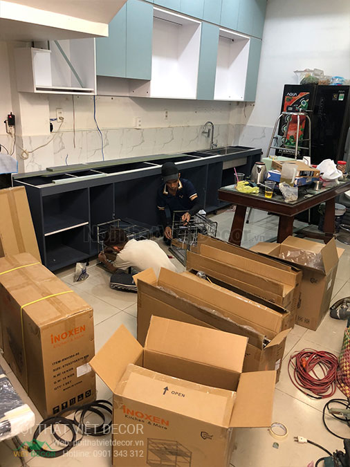 Nội thất Việt Decor thiết kế thi công tủ bếp hiện đại chữ I, gỗ công nghiệp MDF chống ẩm phủ melamine, nhựa sơn 2k An Cường quận Tân Phú Hồ Chí Minh - Lắp ráp phụ kiện