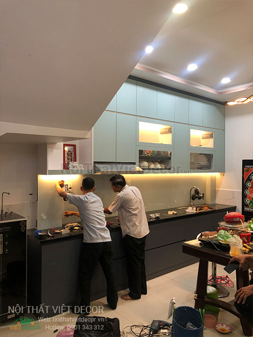 Nội thất Việt Decor thiết kế thi công tủ bếp hiện đại chữ I, gỗ công nghiệp MDF chống ẩm phủ melamine, nhựa sơn 2k An Cường quận Tân Phú Hồ Chí Minh - Thi công kính ốp tường