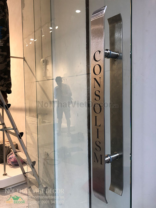 Nội thất Việt Decor thi công nội thất, hoàn thiện cửa hàng thời trang consolism quận 1 hồ chí minh, tay nắm inox khắc chữ