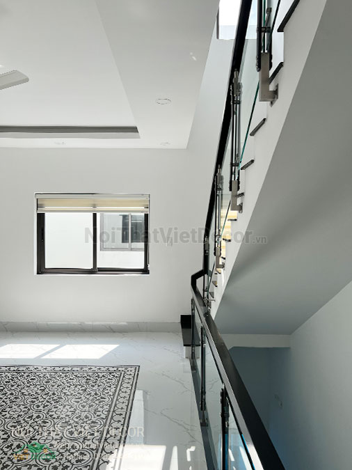 Nội Thất Việt Decor thiết kế thi công nội thất, tủ bếp gỗ công nghiệp Ba Thanh nhà liên kế 3 tầng dự án nhà liên kế Lavilla Green City Tân An, Long An, thang bộ