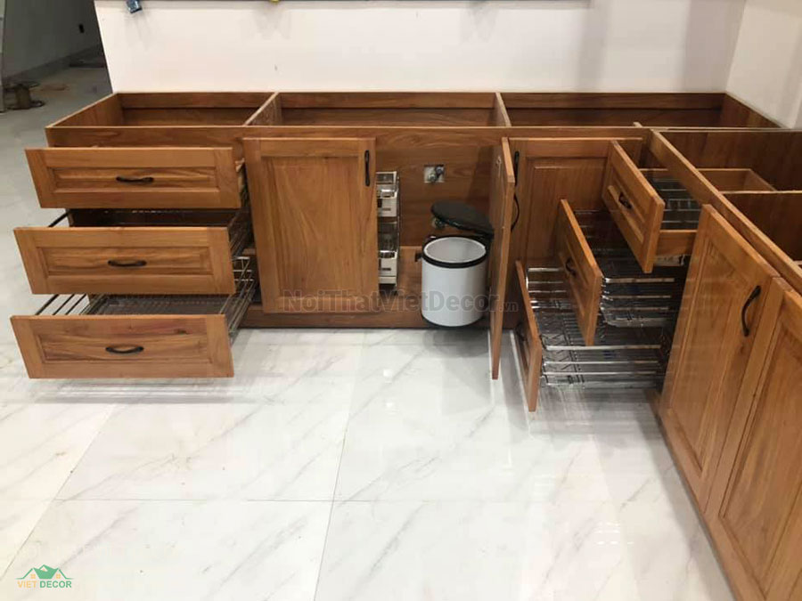 Nội Thất Việt Decor thiết kế thi công nội thất, tủ bếp gỗ sồi tự nhiên nhà ở gia đình chị Trang tại Bình Dương, phụ kiện lưu trữ thông minh tủ bếp dưới