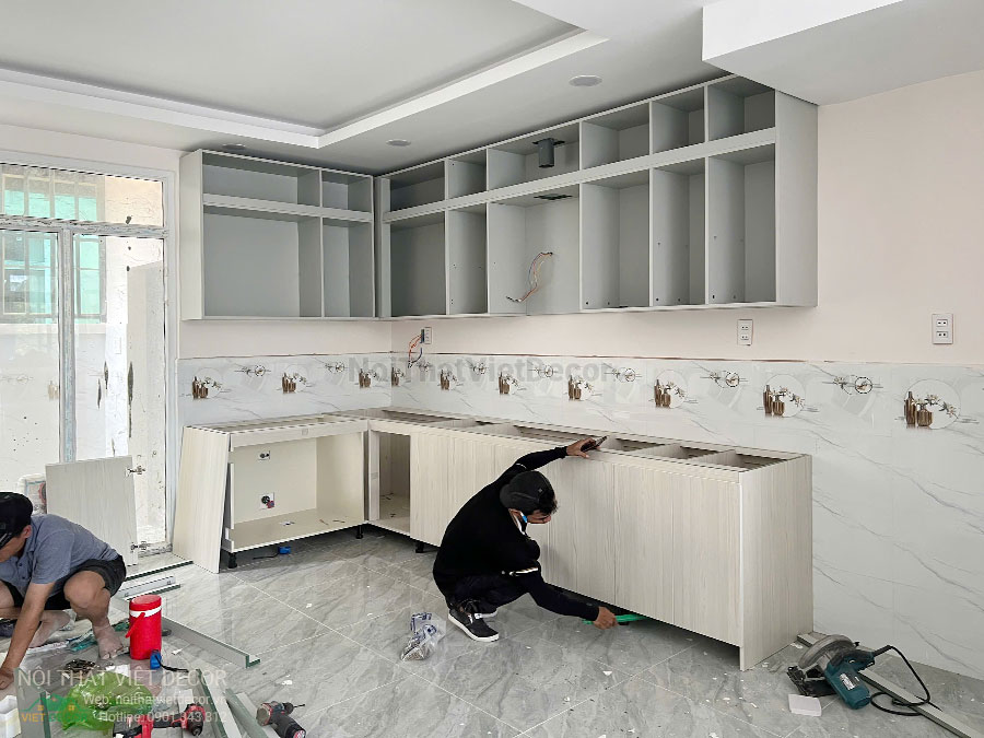 Nội thất Việt Decor thiết kế thi công tủ bếp hiện đại chữ L, gỗ công nghiệp MDF chống ẩm phủ melamine Ba Thanh cho nhà liên kế dự án Solar City Bến Lức Long An
