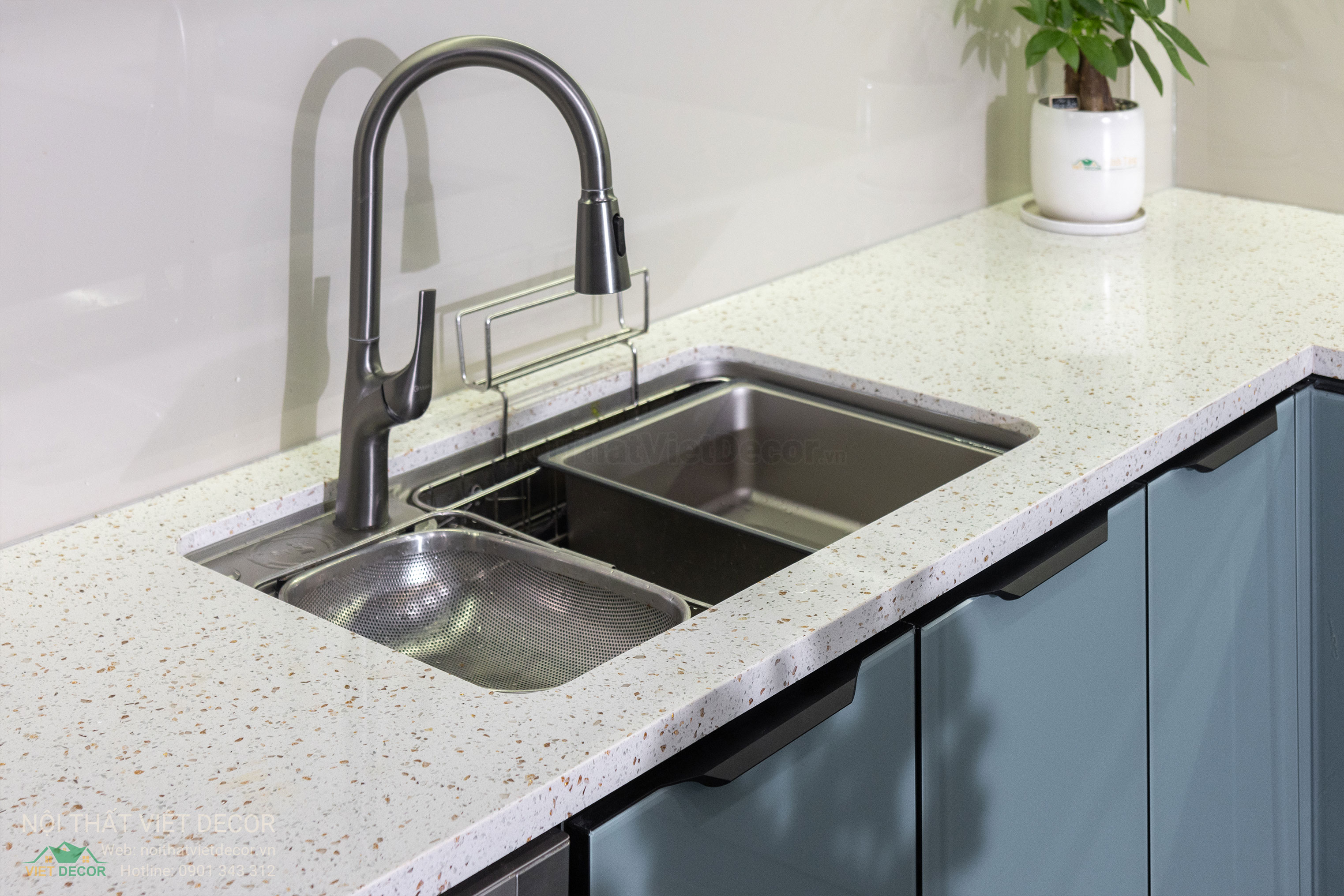 Nội Thất Việt Decor thiết kế thi công tủ bếp inox cánh kính viên hợp kim nhôm tại Nhà Bè thành phố Hồ Chí Minh