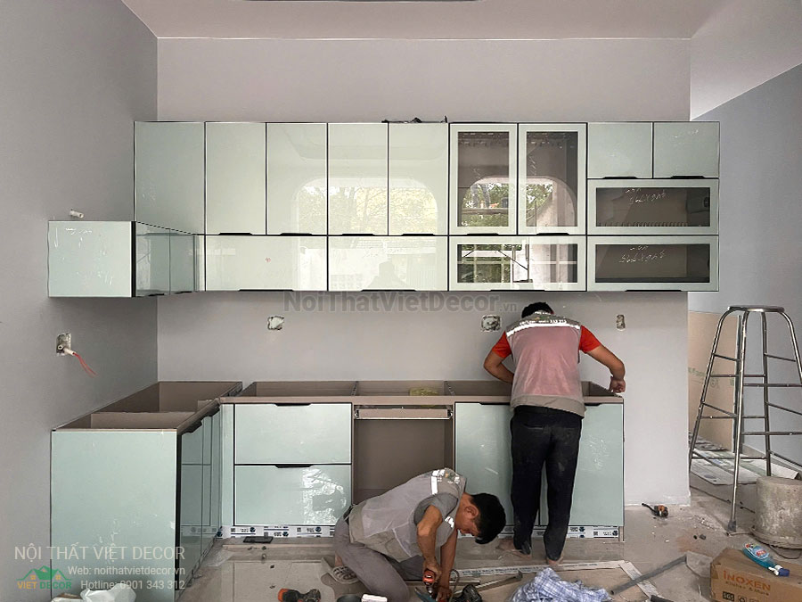 Nội Thất Việt Decor thi công lắp đặt cánh kính viền nhôm cho tủ bếp nhôm kính tại quận 9 TP HCM