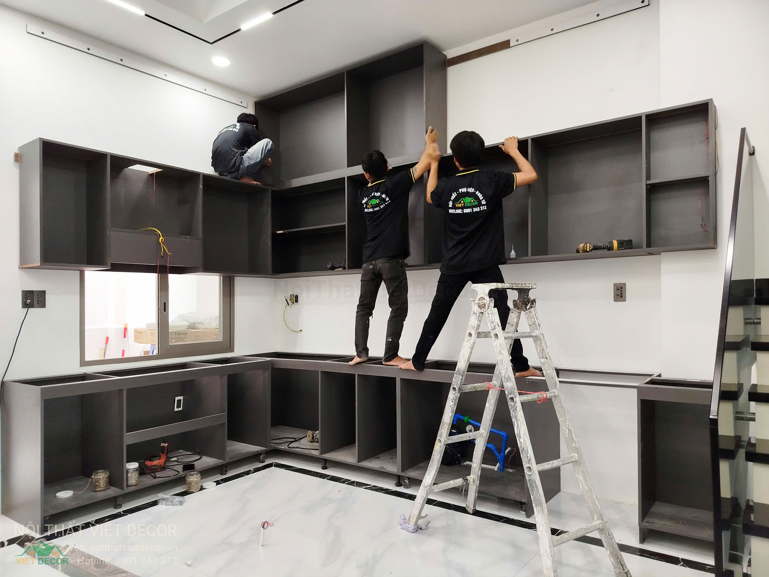 Nội Thất Việt Decor thiết kế thi công tủ bếp cao cấp HDF, WPB cánh phủ acrylic An Cường kết hợp cánh kính slim tại Bình Tân TP HCM