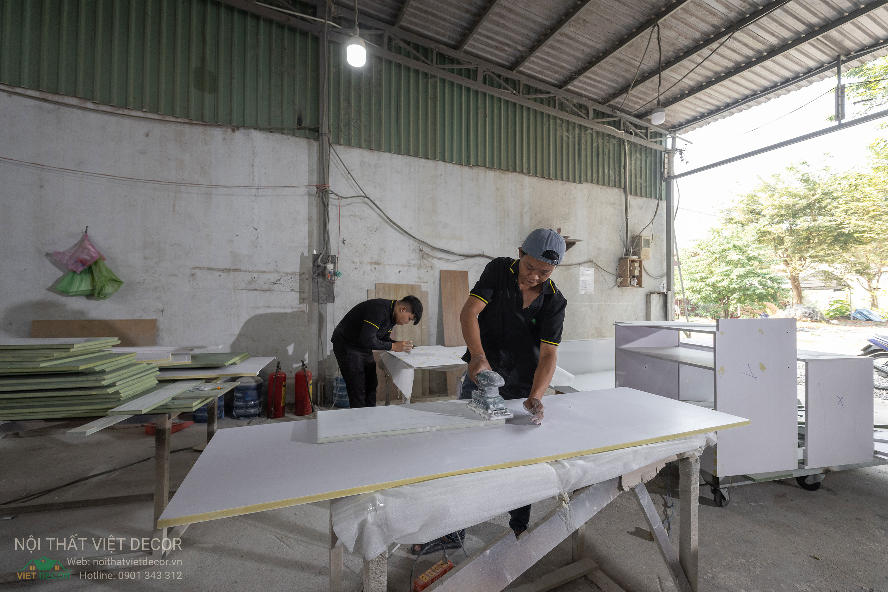 Thợ sơn đang xả bề mặt trước khi sơn PU