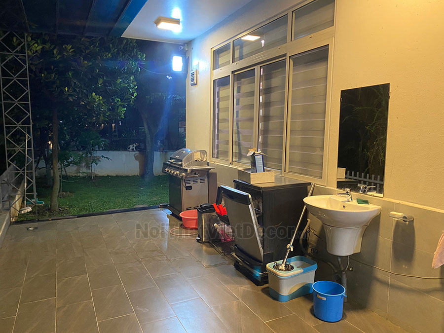 Tủ bếp hiện đại chữ I, khung inox 304 sơn tĩnh điện, cánh kính sơn màu viền nhôm, mặt bếp đá nhân tạo cao cấp Vicostone BQ8740 - Khảo sát hiện trạng