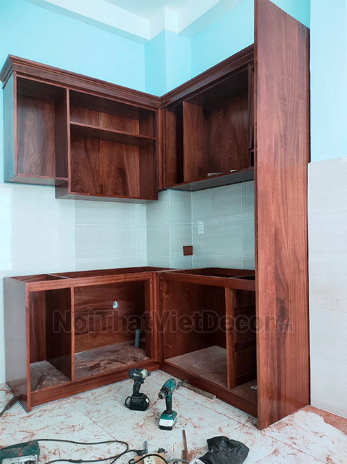Noithatvietdecor Tủ bếp chữ L, gỗ tự nhiên xoan đào