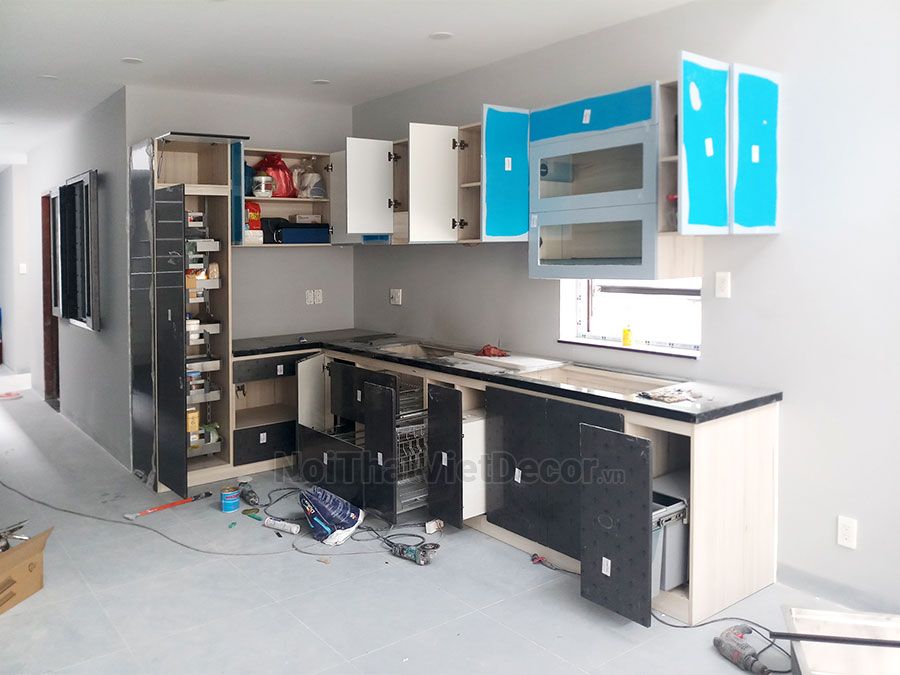 Tủ bếp hiện đại chữ L, gỗ công nghiệp An Cường, khung MDF chống ẩm phủ melamine, cánh MDF chống ẩm phủ acrylic, mặt bếp đá tự nhiên kim sa đen, ốp tường đá marble trắng vân mây - Hoàn thiện