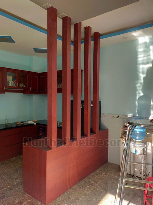 Tủ bếp hiện đại chữ L có vách che, gỗ công nghiệp nhựa WPB An Cường phủ laminate, mặt đá tự nhiên kim sa đen, ốp tường kính cường lực 8mm sơn màu - Hình hoàn thiện