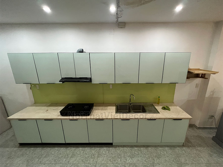 Tủ bếp hiện đại chữ I, khung inox 304 sơn tĩnh điện, cánh kính sơn màu viền nhôm, ốp tường kính cường lực 8mm, cải tạo tủ bếp xây gạch - Hoàn thiện