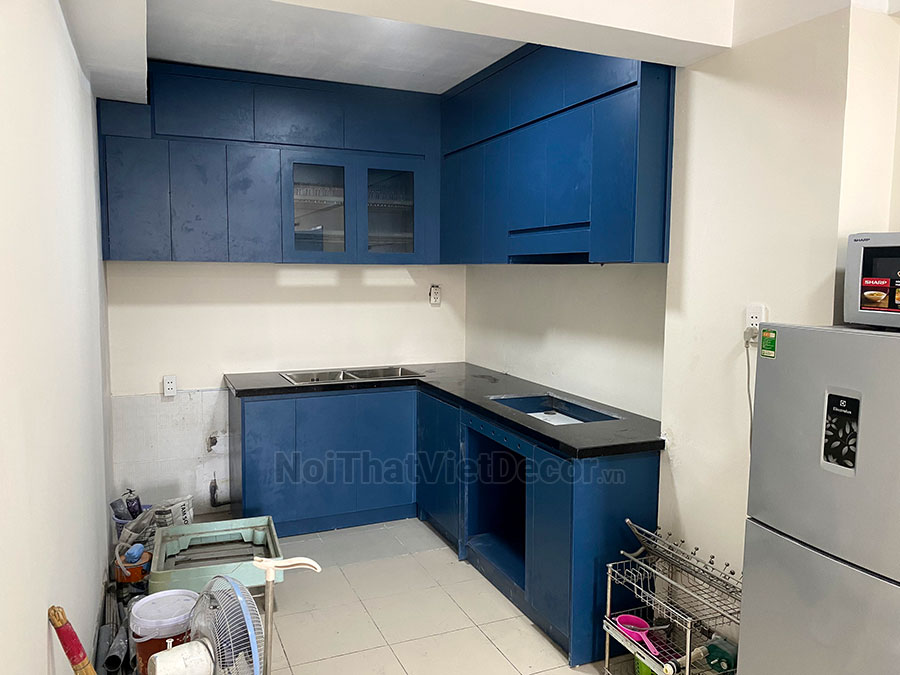 Tủ bếp hiện đại chữ L, MDF chống ẩm phủ melamine Thanh Thùy, mặt đá tự nhiên kim sa đen, ốp tường kính cường lực 8mm sơn màu - Hoàn thiện
