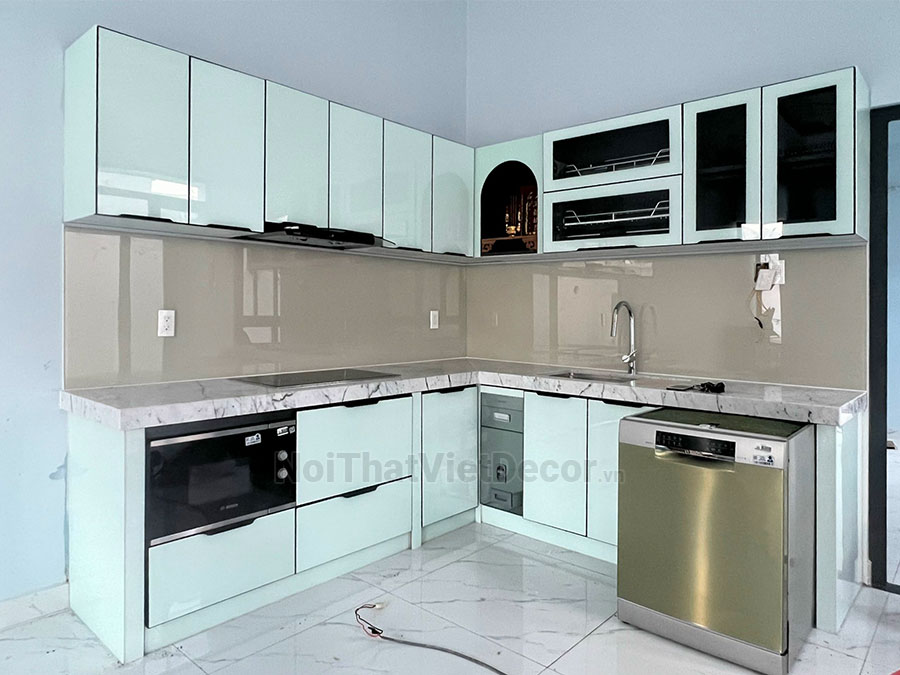 Tủ bếp hiện đại chữ L, khung inox 304 sơn tĩnh điện, cánh kính sơn màu viền nhôm, mặt bếp đá tự nhiên marble trắng vân mây, ốp tường kính cường lực 8mm - Hoàn thiện