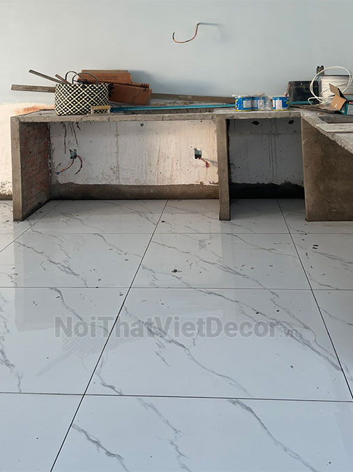 Tủ bếp hiện đại chữ L, khung inox 304 sơn tĩnh điện, cánh kính sơn màu viền nhôm, mặt bếp đá tự nhiên marble trắng vân mây, ốp tường kính cường lực 8mm - Hiện trạng khảo sát