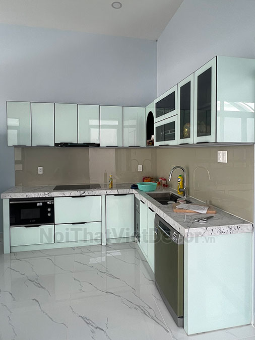 Tủ bếp hiện đại chữ L, khung inox 304 sơn tĩnh điện, cánh kính sơn màu viền nhôm, mặt bếp đá tự nhiên marble trắng vân mây, ốp tường kính cường lực 8mm - Hoàn thiện
