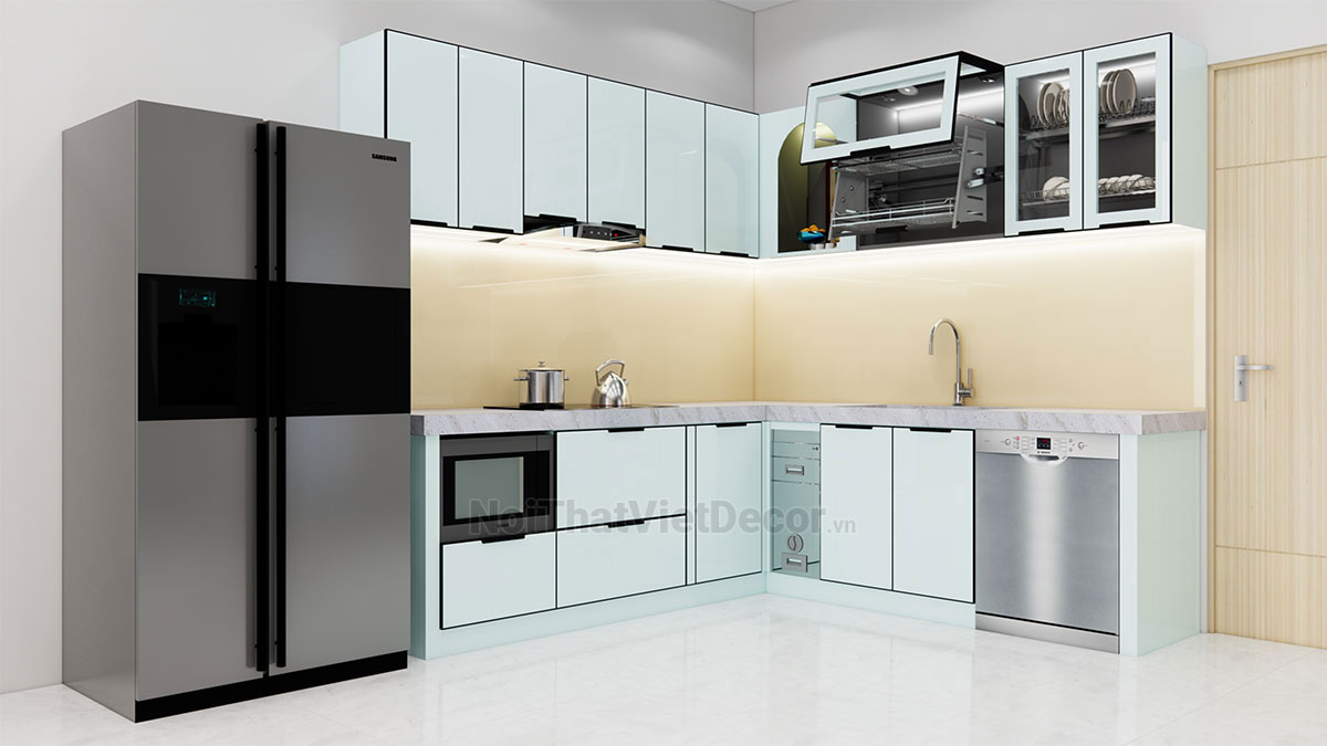 Tủ bếp hiện đại chữ L, khung inox 304 sơn tĩnh điện, cánh kính sơn màu viền nhôm, mặt bếp đá tự nhiên marble trắng vân mây, ốp tường kính cường lực 8mm - Phương án thiết kế phối cảnh 3D