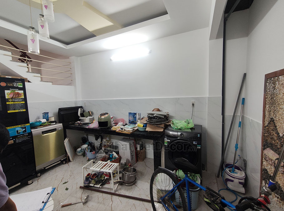 Tủ bếp hiện đại chữ I, khung nhôm ghép sơn tĩnh điện, cánh kính sơn màu viền nhôm, cải tạo tủ bếp xây gạch - Hiện trạng khảo sát