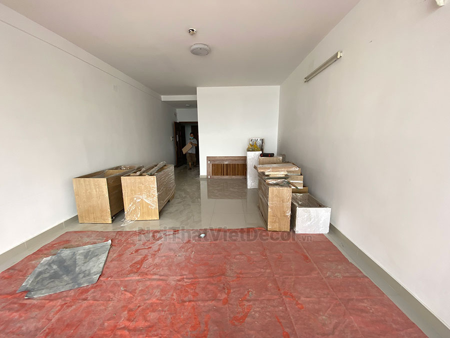 Tủ bếp hiện đại chữ I có đảo, gỗ công nghiệp MDF chống ẩm phủ melamine Thanh Thùy, mặt đá tự nhiên kim sa đen, ốp tường kính cường lực 8mm sơn màu - Hình thi công