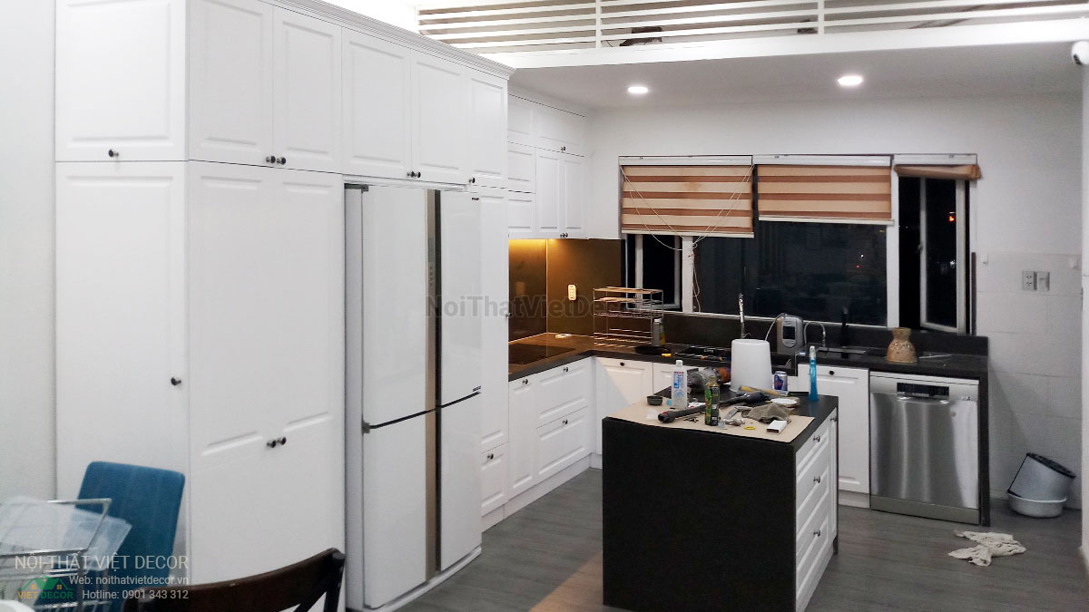 Noithatvietdecor Tủ bếp tân cổ điển chữ L có đảo, gỗ công nghiệp MDF chống ẩm phủ melamine An Cường, cánh pano sơn 2k, mặt đá vicostone BQ8390