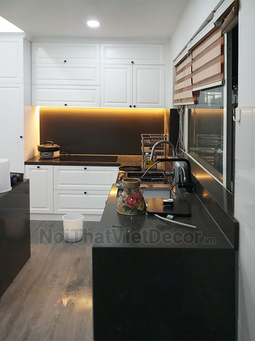 Noithatvietdecor Tủ bếp tân cổ điển chữ L có đảo, gỗ công nghiệp MDF chống ẩm phủ melamine An Cường, cánh pano sơn 2k, mặt đá vicostone BQ8390