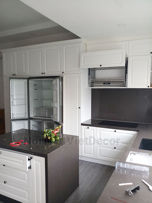 Noithatvietdecor Tủ bếp tân cổ điển chữ L có đảo, gỗ công nghiệp MDF chống ẩm phủ melamine An Cường, cánh pano sơn 2k, mặt đá vicostone BQ8390