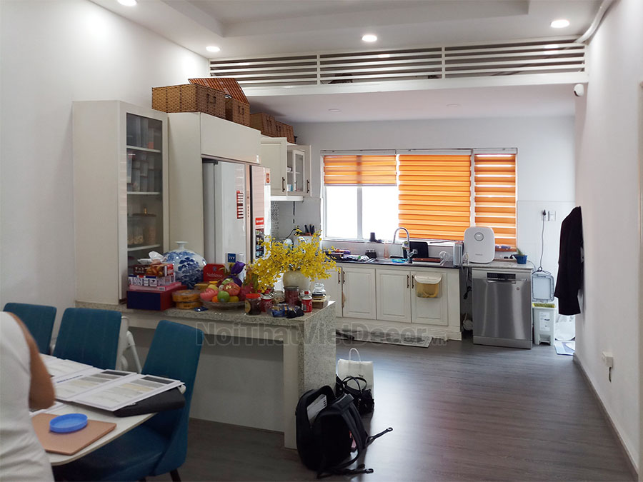 Noithatvietdecor Tủ bếp tân cổ điển chữ L có đảo, gỗ công nghiệp MDF chống ẩm phủ melamine An Cường, cánh pano sơn 2k, mặt đá vicostone BQ8390